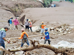 Frana in Indonesia: i soccorritori corrono per trovare decine di dispersi a Giava