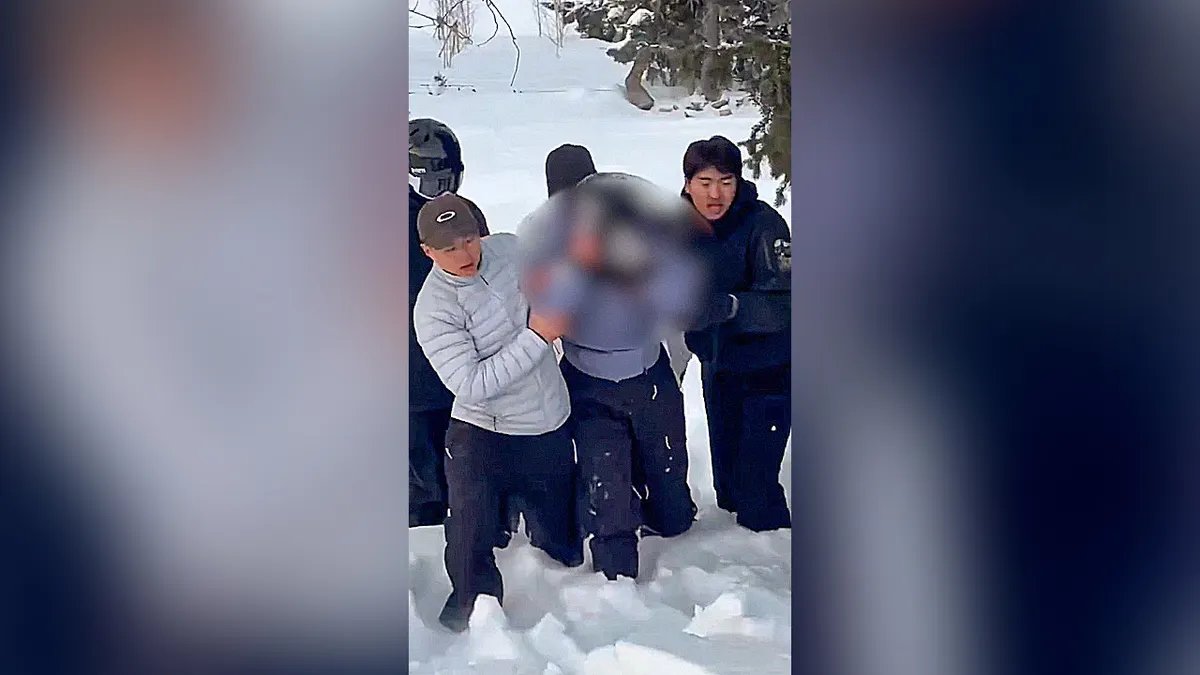 Gli sciatori aiutano una donna ferita dopo un attacco di leopardo delle nevi