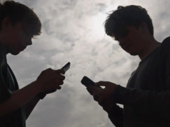 Il Parlamento francese approva un disegno di legge che vieta l’uso dei social media ai minori di 15 anni