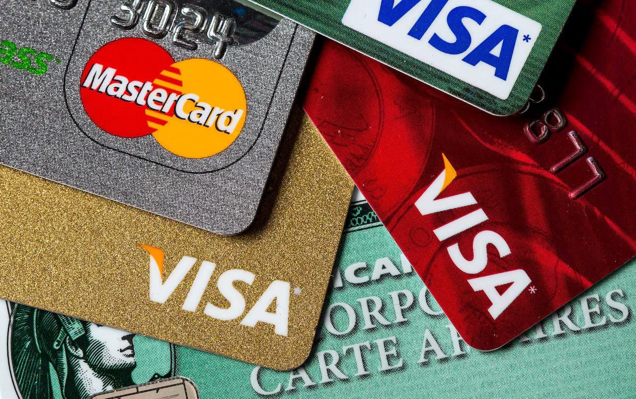 Varie carte di credito in una pila.