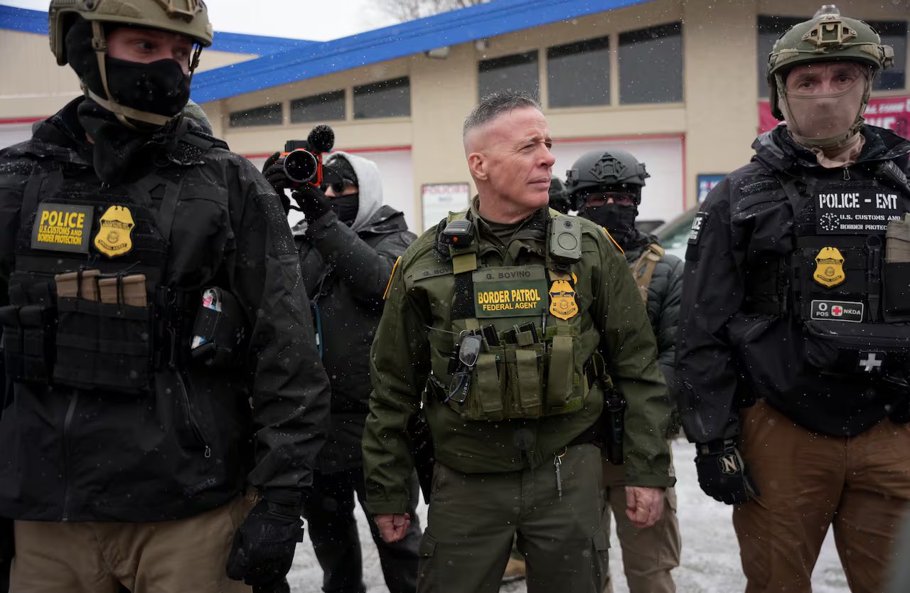 Comandante della pattuglia di frontiera americana. Gregory Bovino viene mostrato circondato da molti altri agenti federali