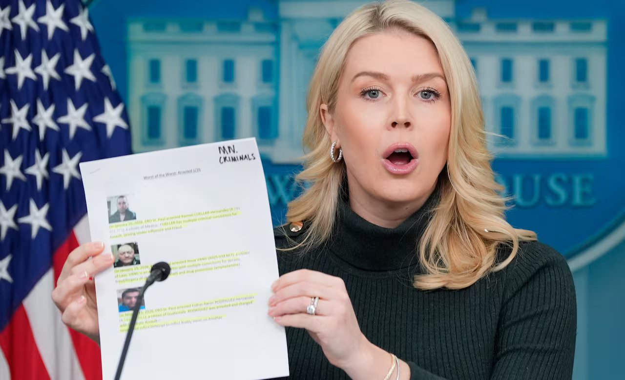 Carolyn Leavitt tiene in mano un pezzo di carta con sopra scritto