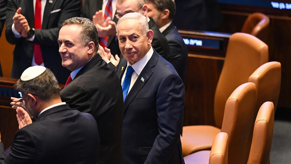 Il primo ministro israeliano Benjamin Netanyahu è visto mentre il presidente degli Stati Uniti Donald Trump si prepara a parlare alla Knesset.