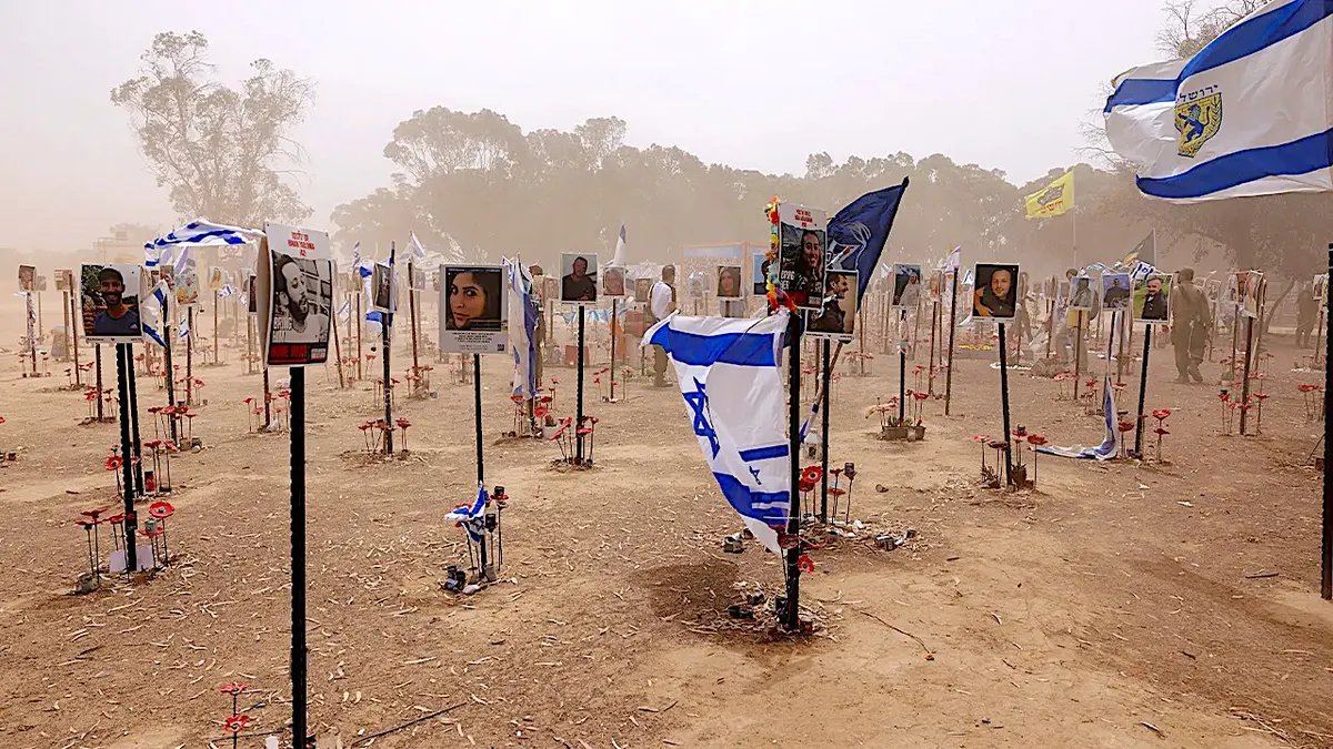 La bandiera israeliana sventola sul memoriale dei morti al Nova Music Festival in Israele