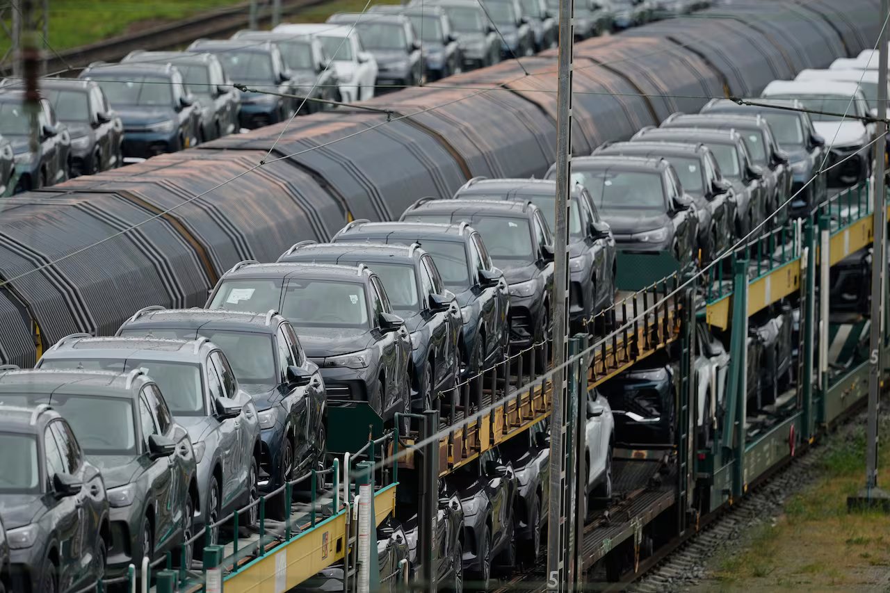 Molte auto sono state viste spedite via treno. 