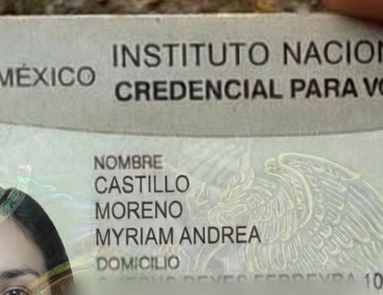 Un primo piano di una carta d'identità che mostra parte della parte superiore del volto di una donna.