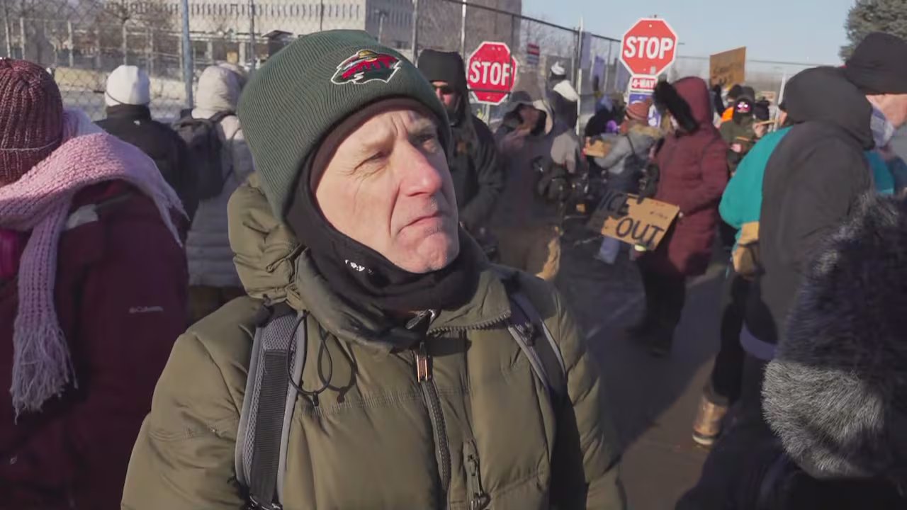 Tony Lott indossa una giacca.