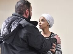 Un uomo spruzza una sostanza sconosciuta al rappresentante americano Ilhan Omar nel municipio