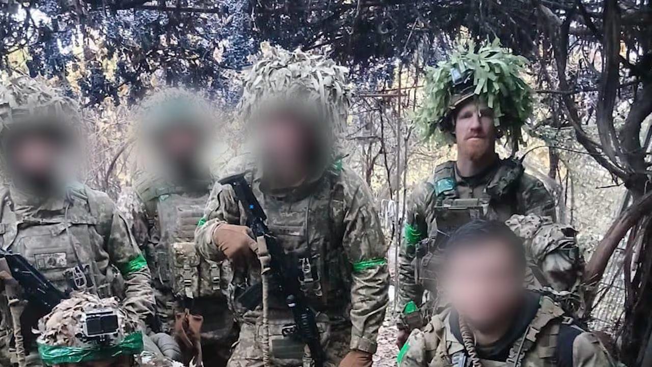 In questa foto scattata vicino a Slovyansk, in Ucraina, l'8 novembre 2025, Rauser e il resto della sua squadra si preparano a partire per una missione. Gli hanno sparato due giorni dopo. 