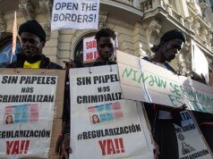 La Spagna consente la legalizzazione di fino a 500.000 immigrati clandestini, scatenando una reazione negativa