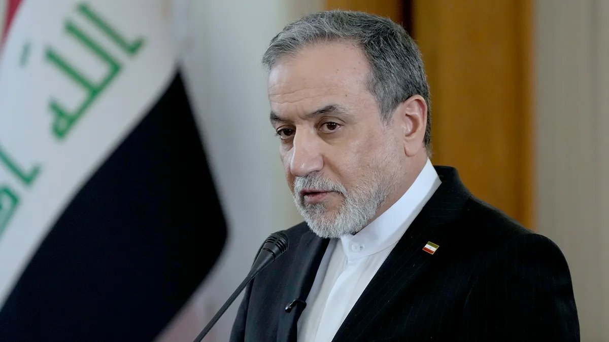 Il ministro degli Esteri iraniano Abbas Araghchi parla ai giornalisti insieme al ministro degli Esteri iracheno durante i colloqui a Teheran.