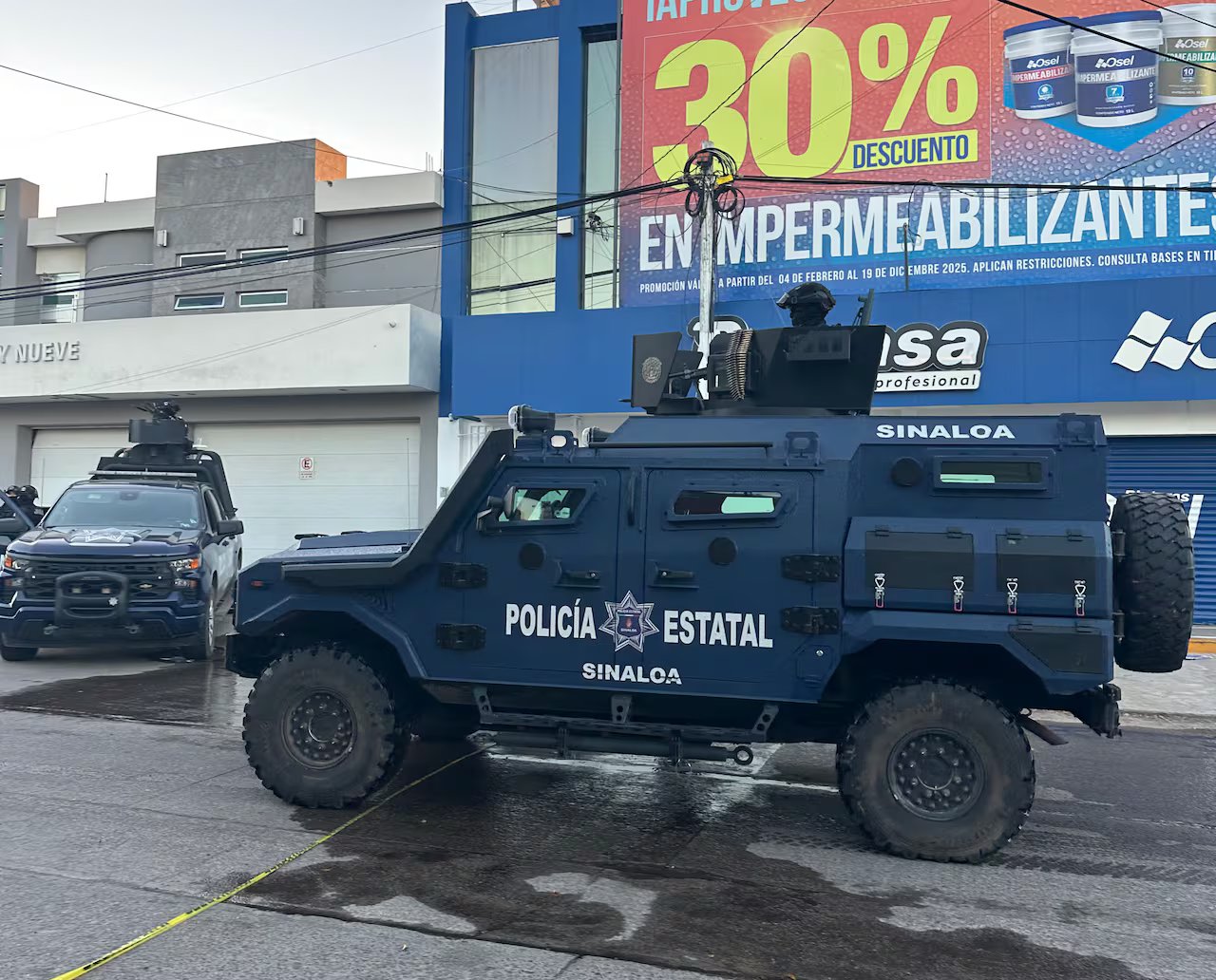 Un camion blindato con la scritta Polizia di Stato di Sinaloa in spagnolo lungo la fiancata.