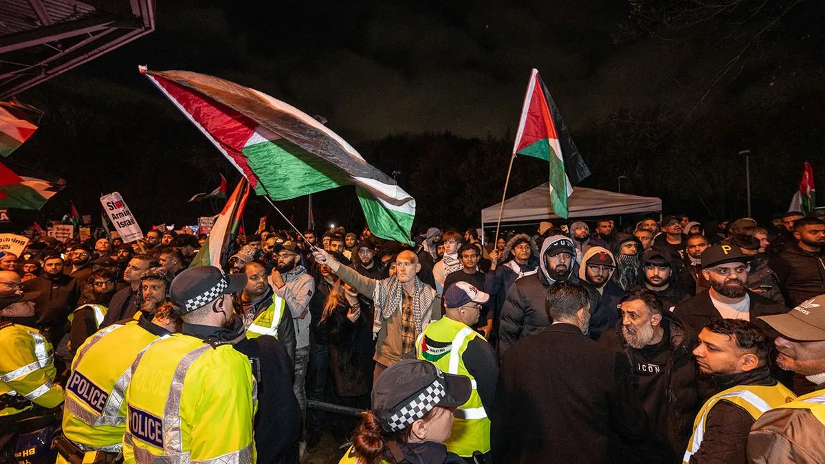 Sostenitori locali e attivisti filo-palestinesi protestano a Villa Park