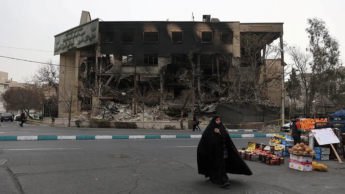 L'edificio fiscale del governo è bruciato durante le proteste in Iran