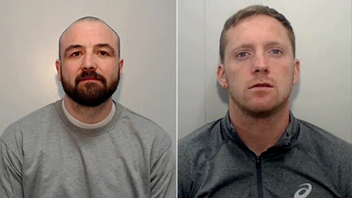 Foto segnaletiche di due giovani che indossano una maglietta grigia