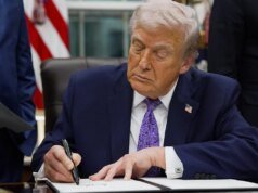 Il presidente Trump firma un ordine che minaccia di imporre tariffe ai paesi che forniscono petrolio a Cuba