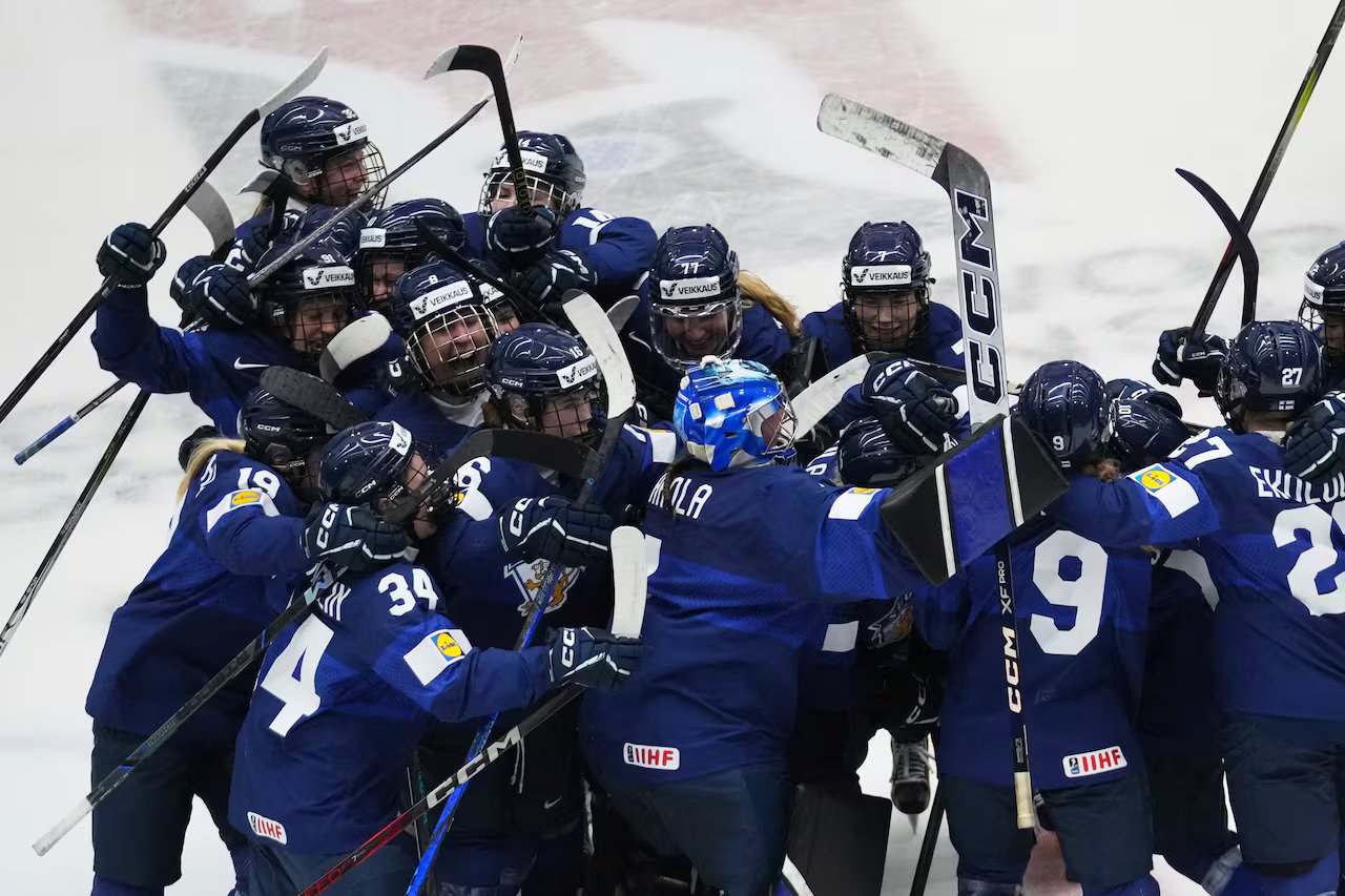 La squadra di hockey festeggia sul ghiaccio.