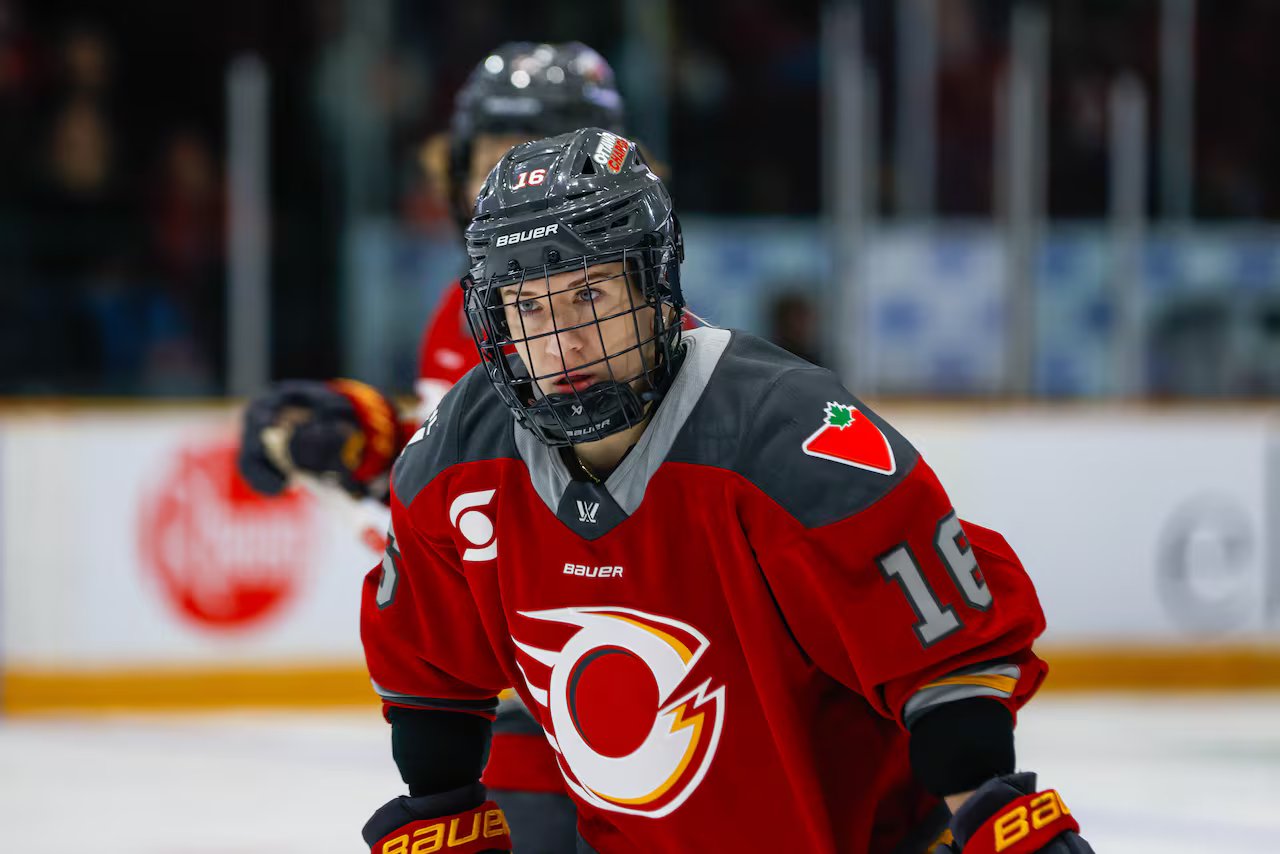 Un giocatore di hockey guarda avanti sul ghiaccio.