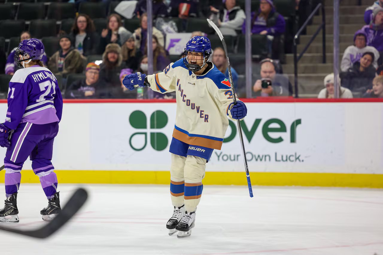 Il giocatore di hockey celebra un gol.