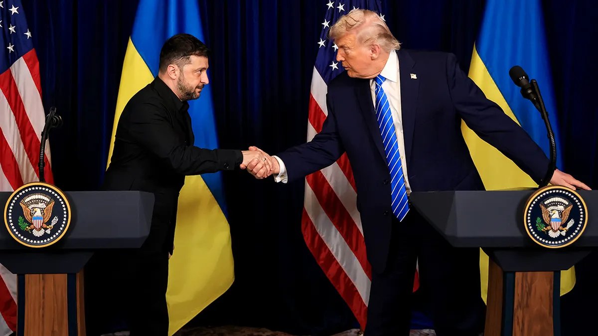 Il presidente degli Stati Uniti Donald Trump stringe la mano al presidente ucraino Volodymyr Zelenskyj