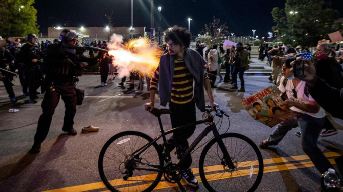 I manifestanti chiedono uno sciopero nazionale contro le politiche di