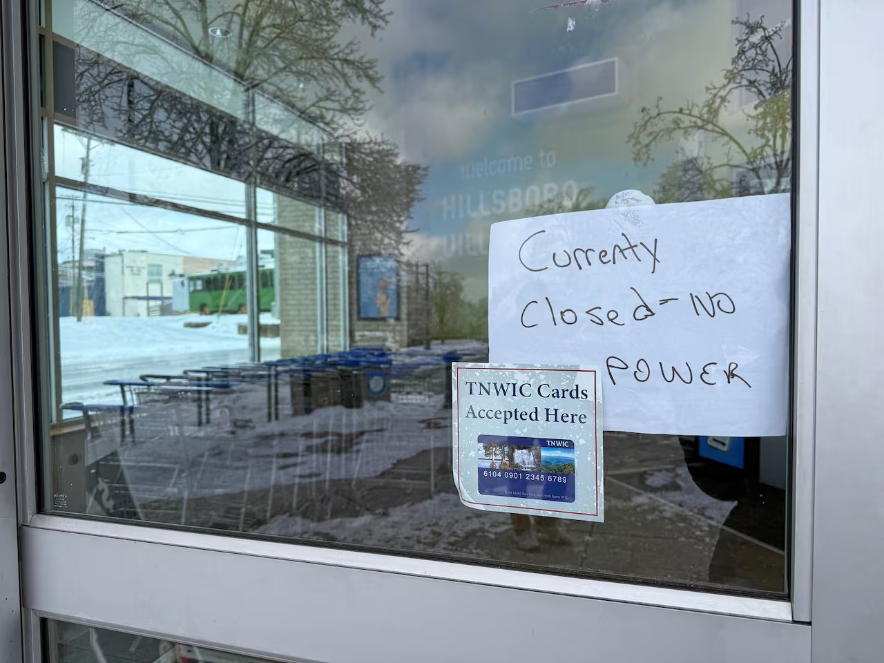 Un cartello su una porta a vetri recita 