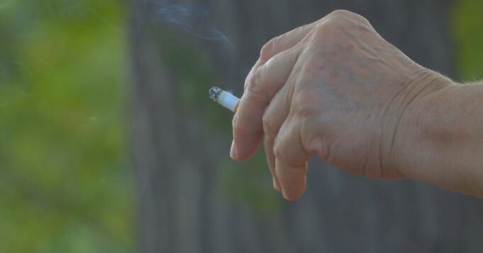 Arrabbiato perché un filmer viene espulso dal paese a causa