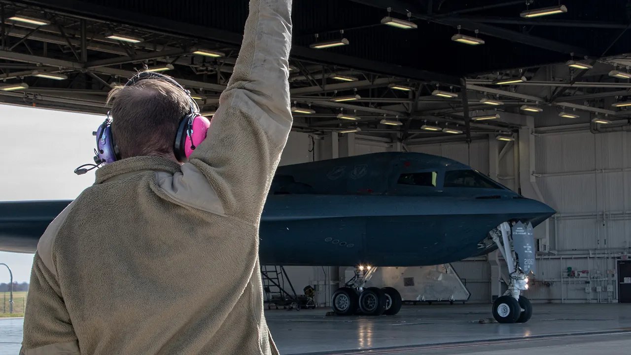 Arrestato un cinese che aveva scattato foto alla base aerea