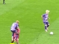 Azione virale in stile WWE sul campo di football, KSI colpisce RKO di Bilal Fadili