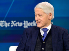 Bill Clinton rilascia una dichiarazione in seguito alle recenti sparatorie legate all’immigrazione.