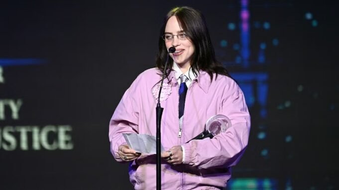 Billie Eilish condanna i raid dell'ICE dell'amministrazione Trump nel discorso