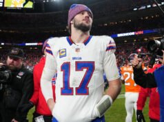 Bills QB Josh Allen notato con le stampelle dopo l’intervento chirurgico al piede rotto