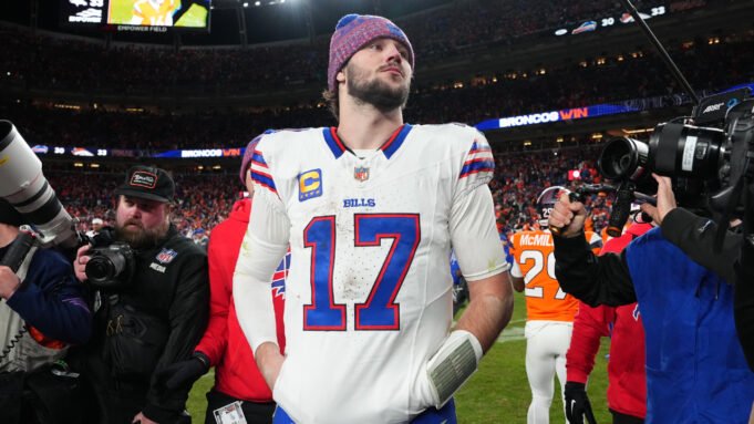 Bills QB Josh Allen notato con le stampelle dopo l'intervento