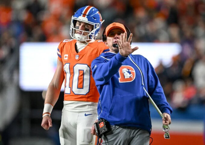 Bo Nix dei Broncos applaude l'allenatore Sean Payton ed è