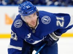 Brayden Point di Lightning se ne va con un infortunio alla parte inferiore del corpo dopo aver segnato contro i Flyers