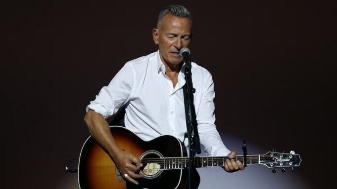Bruce Springsteen esegue per la prima volta "Streets of Minneapolis"