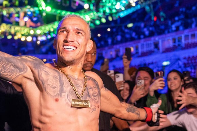 Charles Oliveira condivide i pronostici per Ilia Topuria contro Justin