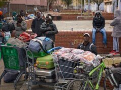 Con una mossa a sorpresa, la Spagna concederà lo status legale a migliaia di migranti che non hanno un permesso