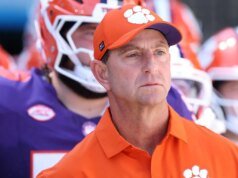 Dabo Swinney critica le presunte manomissioni che rovinano il football universitario.