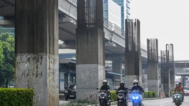 Dalle 23:00 alle 5:00 il palo della monorotaia Rasuna Syed