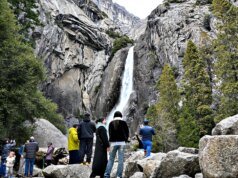 Distruzione di graffiti nel Parco nazionale di Yosemite vicino al Bridalveil Falls Trail.
