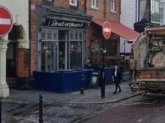 Donna che indossa occhiali Hendo Un uomo la colpisce con una mazza da golf gonfiabile | Regno Unito | Notizia