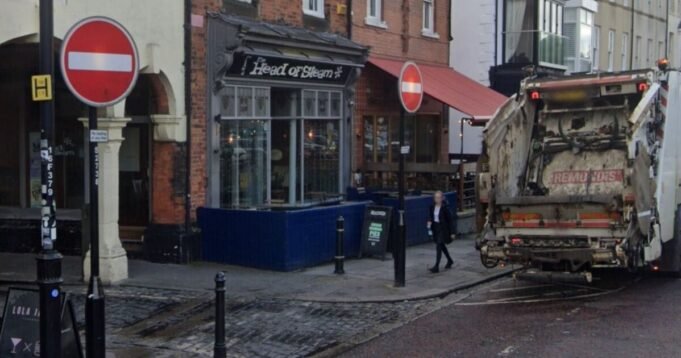 Donna che indossa occhiali Hendo Un uomo la colpisce con