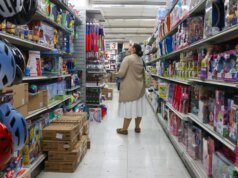 Gli americani a reddito medio riferiscono che i loro redditi sono inferiori ai costi, rileva l’indagine Primerica