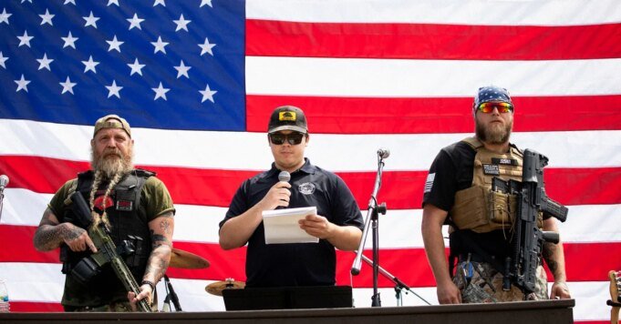 Gli appassionati di armi e gli estremisti di destra stanno