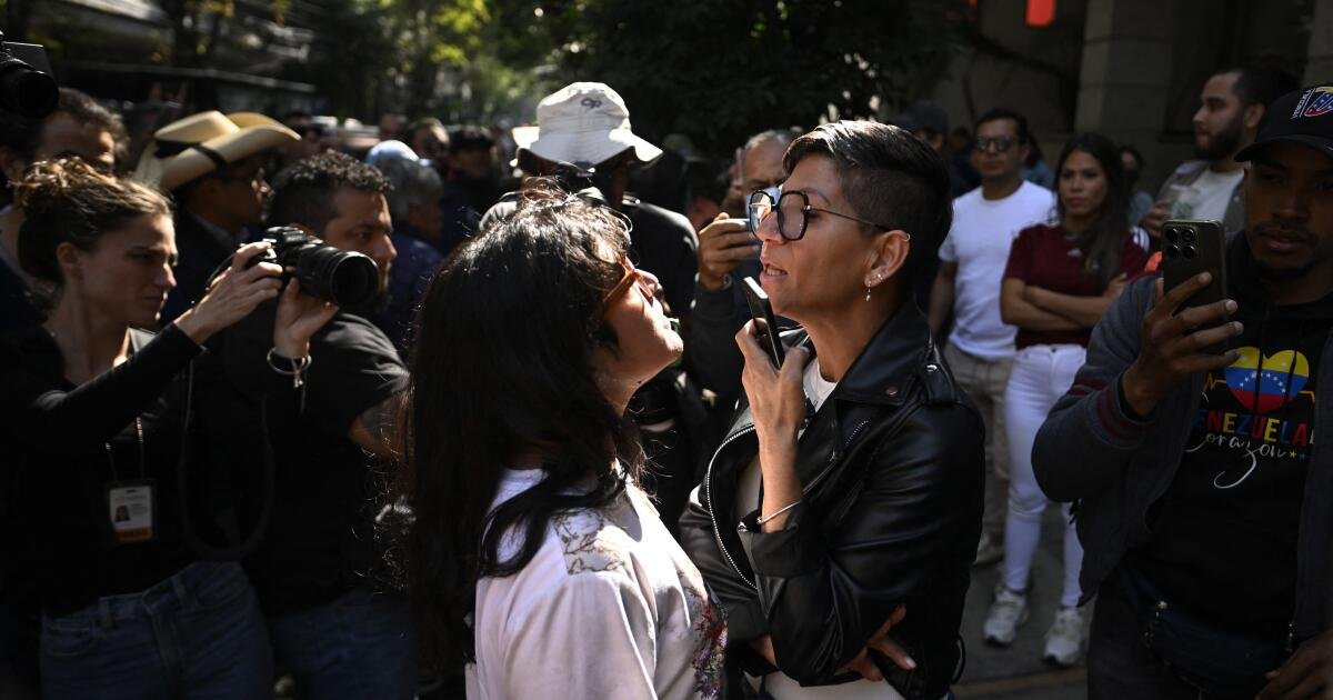 Gli attacchi statunitensi al Venezuela suscitano elogi, rabbia e paura