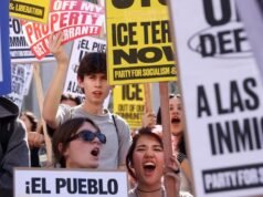 Gli studenti uscirono dalle scuole della contea di L.A., invocando “ICE of L.A.”