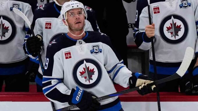 I Blackhawks chiudono i Jets al ritorno di Toews a