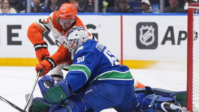 I Canucks hanno la meglio sui Ducks, una rapida sbandata