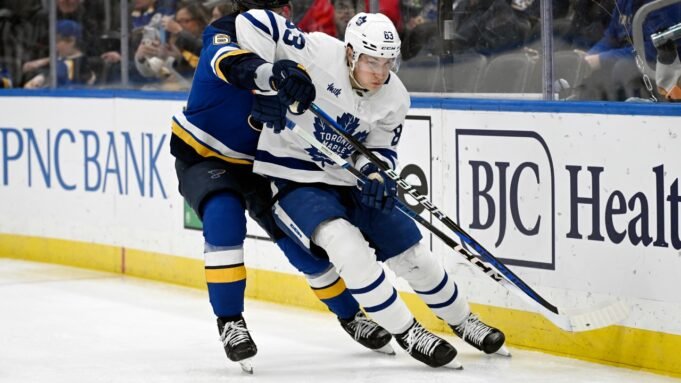 I Maple Leafs richiamano il difensore Rifai, assegnano Mermis e
